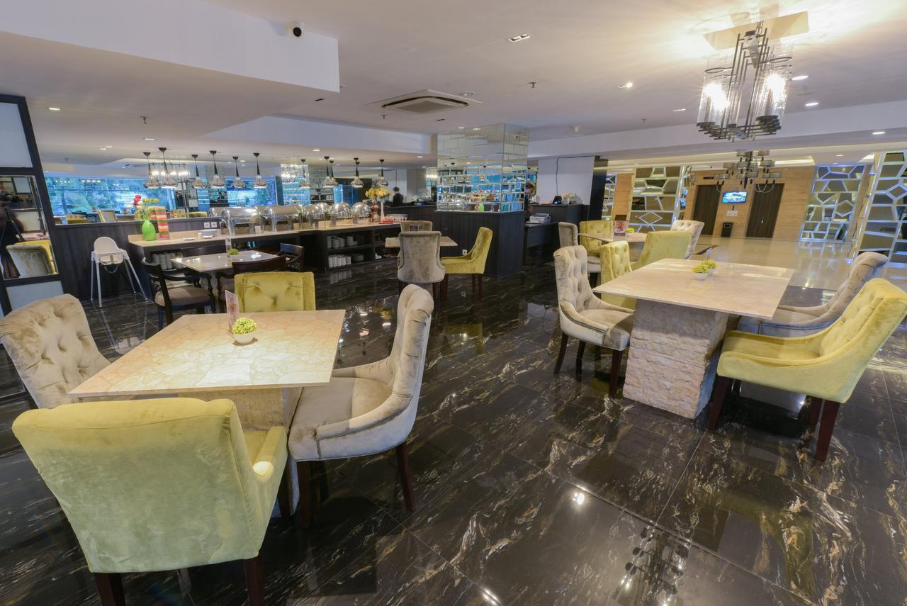 皇家雷根特里斯森达纳前皇家辛戈萨里酒店 泗水 外观 照片